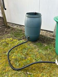 (reserviert) Regentonne mit Schlauch und Wasserhahn