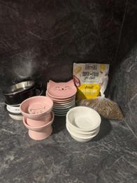 (reserviert) Diverse Futternäpfe und Trockenfutter zu verschenken!