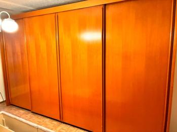 Kasten mit Schiebetür