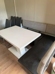 Eckbank mit Tisch und Stühlen