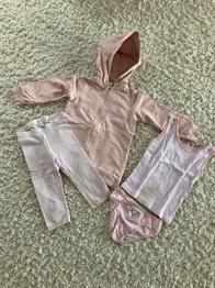 Gewandset Mädchen mit Flecken 98/104