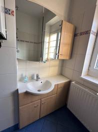 Waschtisch u. Spiegelschrank f. Badzimmer zu verschenken