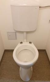 Stand-WC mit Spülkasten