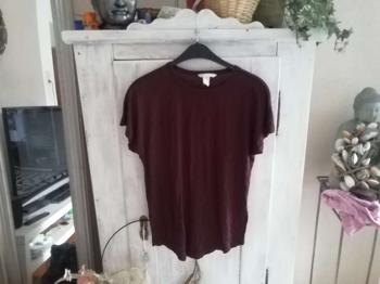 Hübsches, neues T Shirt von H&M, Gr : XS. In der Farbe Bordeaux.