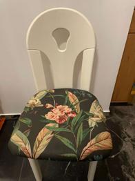 Weißer Vollholz Sessel mit schönem floralem Muster