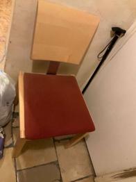 Stuhl und kleine Regal