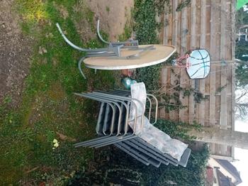 Gartentisch und Sesseln