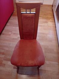 Sechs Sessel mit kaputter Platte