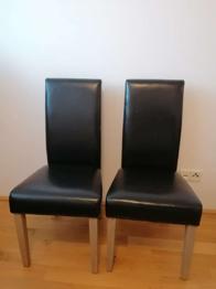 Zwei schwarze Stühle