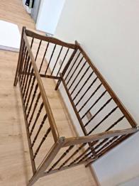 Gitterbett mit Matratze und Gitterschutz