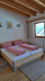 (reserviert) Schlafzimmer bestehend aus Doppelbett, Kleiderschrank, 2 Nachttischchen, Hängeschrank und Tisch