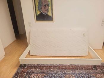 Bett mit Matratze