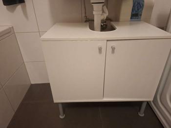 Bad Möbel (muss am Mo 20.04 geholt werden).