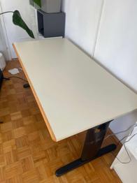 Höhenverstellbarer Schreibtisch