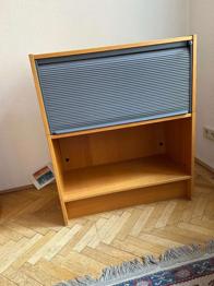 Schrank mit tw. Rollladen