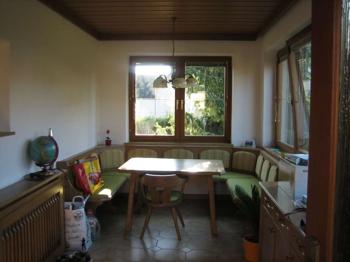 Sitzbank mit Tisch und Sessel