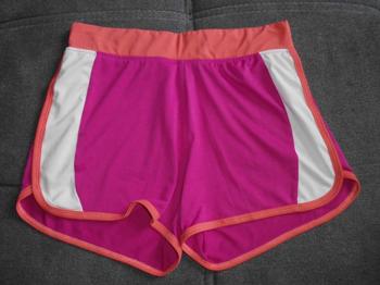 Sportshort Gr. 146/152 mit kleinen Flecken lt. Abbildung