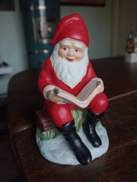 Schöner Weihnachtsmann mit Buch zu verschenken