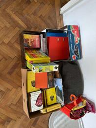 Metall, arbeitsplatte, diverse Reinigungsmittel und Waschmittel , Ordner Mappen , und noch Restposten Bücher