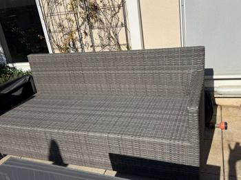 Sitzgruppe mit Tisch uns 2 Hocker