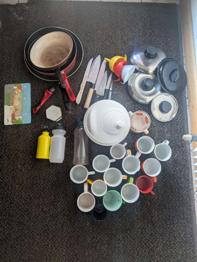 Küchengeschirr & Utensilien (Pfannen, Deckel, Tassen, Messer etc..)