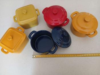 5 kleine Keramikschüsseln mit Deckel