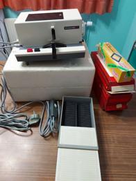 Diaprojektor zu verschenken. Funktion nicht garantiert.