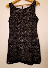 Kleid aus Spitze (Gr. 36, NEU)